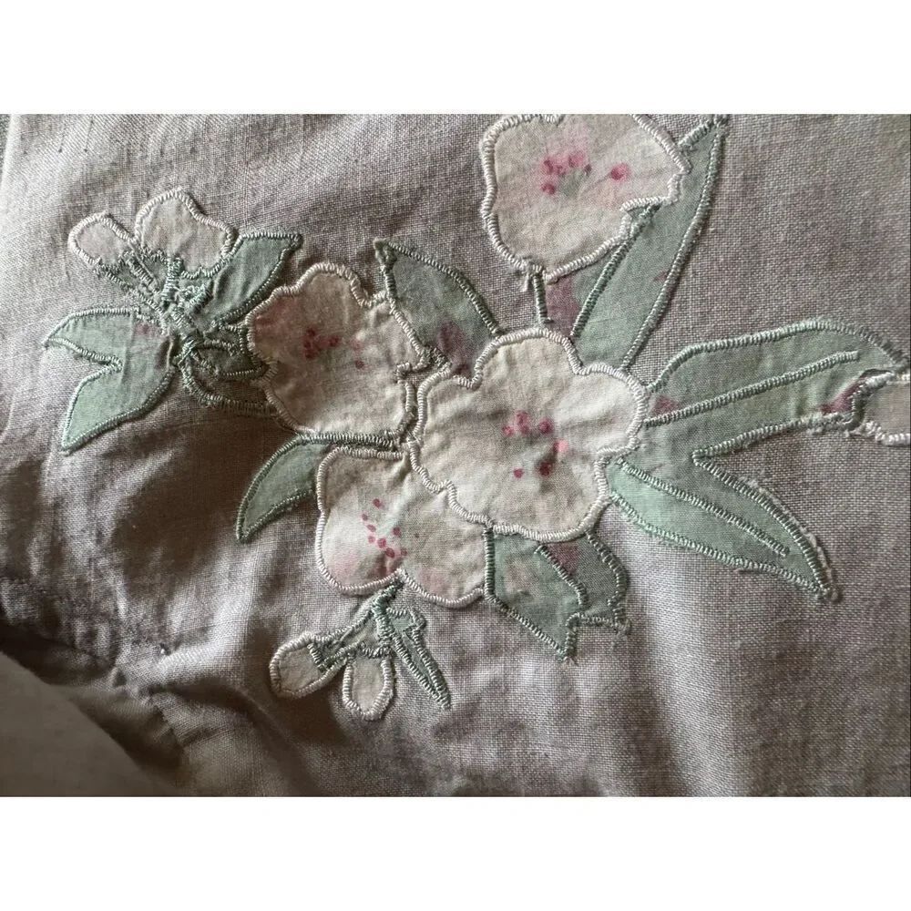 60’s handmade women’s vintage Medium button up shirt collared floral motif grey
